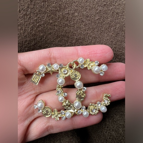 CC pearl brooch - Picture 8 of 11